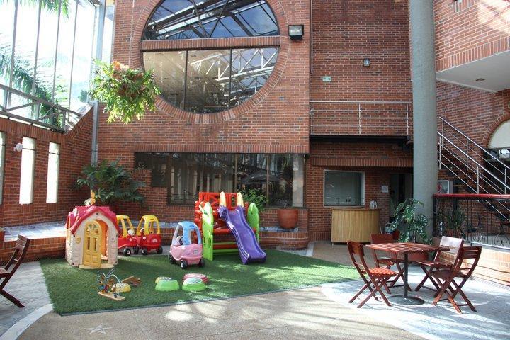 Casa Morales Hotel Internacional Y Centro De Convenciones Ibagué Exterior foto The courtyard of the school